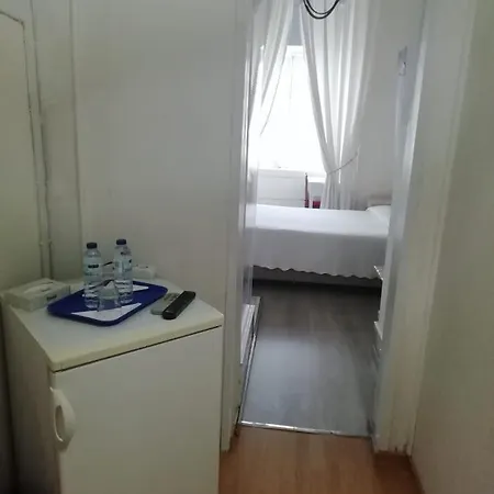 埃斯特雷拉蒙德戈旅馆 *